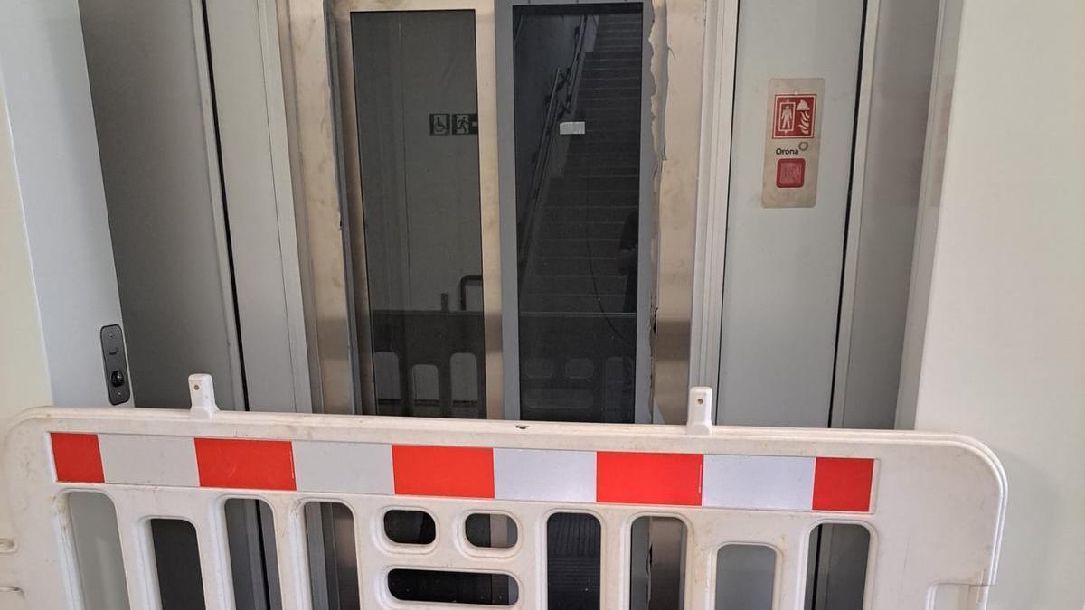 El ascensor de la estación, aún sin entrar en funcionamiento