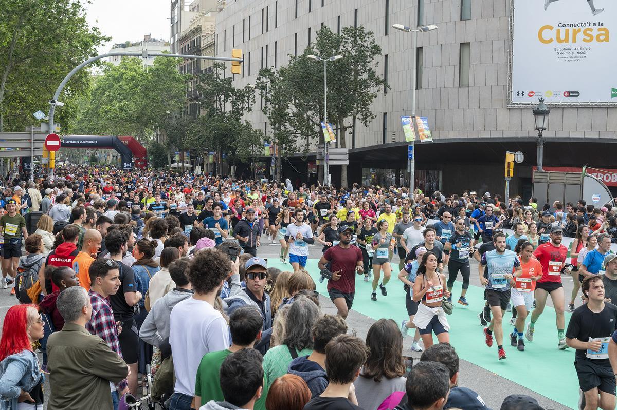 Los participantes finalizando en plaça Catalunya su recorrido de 10 km durante la 44 edición de la Cursa de El Corte Inglés