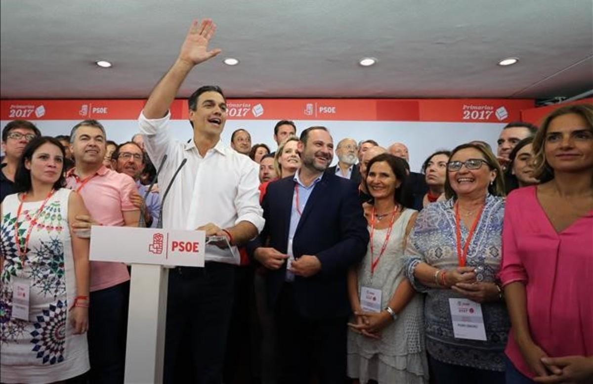 Pedro Sánchez celebra con sus seguidores la victoria en las primarias del PSOE.