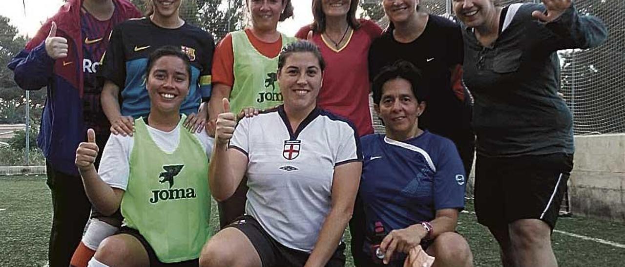 Sara Esteban posa con compañeros de su equipo en un entrenamiento.