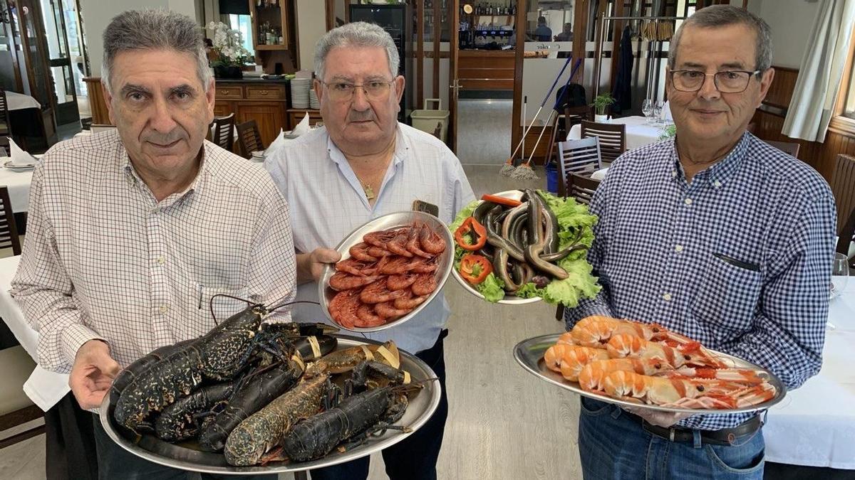 Los hermanos Manuel y Juan Carlos Amoedo, con Cándido Boullosa (d.), los tres fundadores del restaurante Avenida.