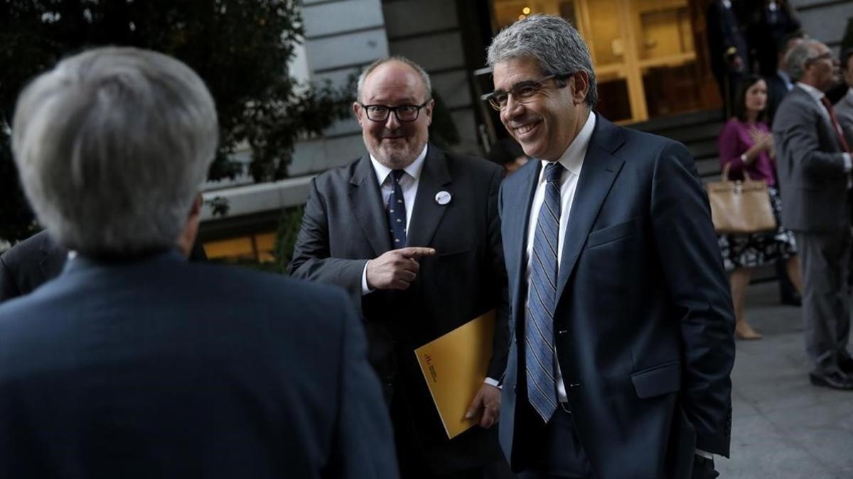 Los diputados de PDC Francesc Homs y Joan Capdevila conversan en el patio del Congreso minutos antes de la votación.