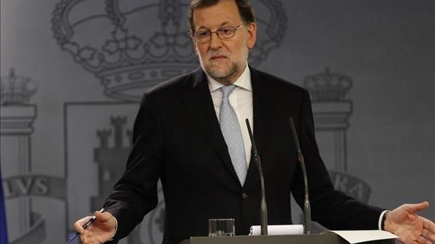 Rajoy no renuncia a la investidura y defiende una coalición con PSOE y C&#039;s