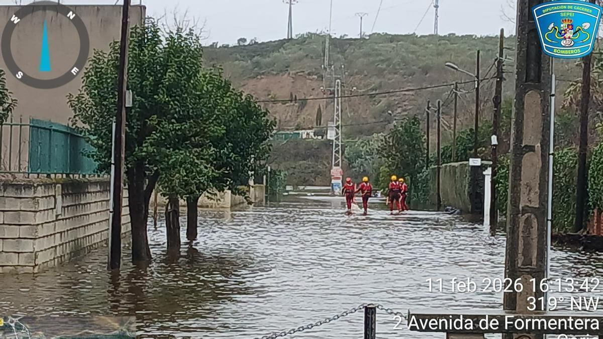 Bomberos del Sepei ayudan a la segunda evacuación de La Isleta, en Coria, en días pasados.
