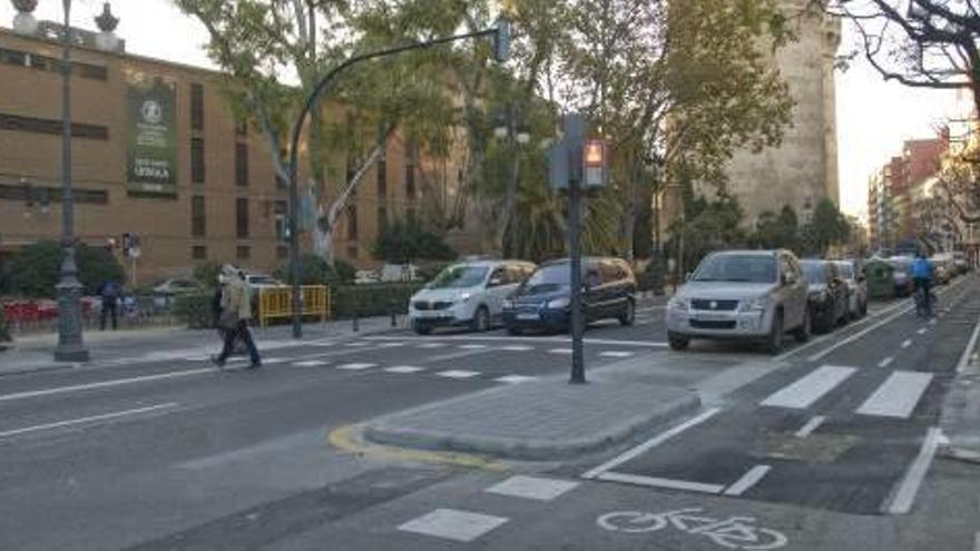 Dos nuevos pasos de peatones y una barandilla para el colegio Cervantes