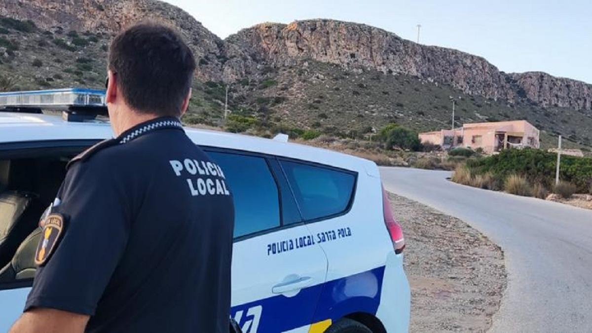 Un agente de la Policía Local de Santa Pola en el Cabo. | POLICÍA LOCAL