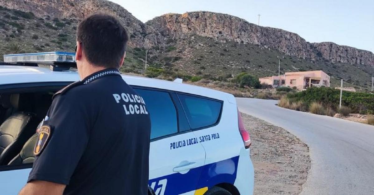 Un agente de la Policía Local de Santa Pola en el Cabo. | POLICÍA LOCAL