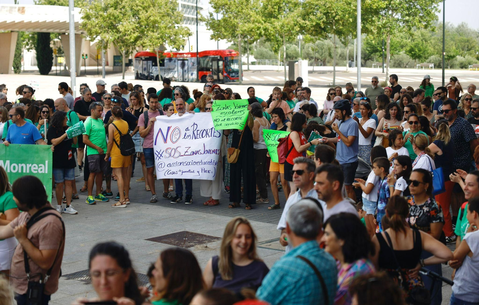 En imágenes | Concentración frente al departamento de Educación del Gobierno de Aragón