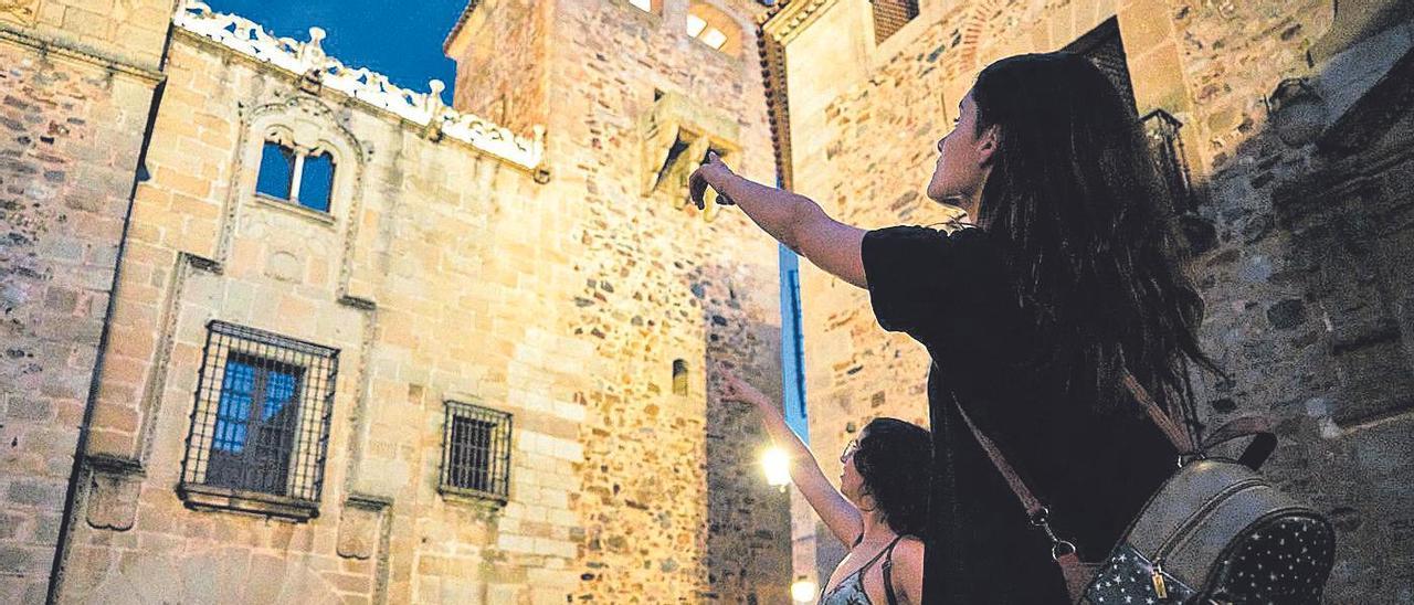 Turistas durante la edición de 2022 de las Noches del Patrimonio, en la ciudad monumental.