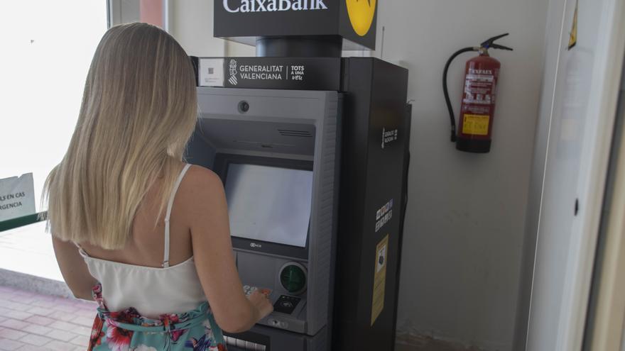 ¿Sacas dinero en cajeros de CaixaBank? Esta es la última novedad que te afecta
