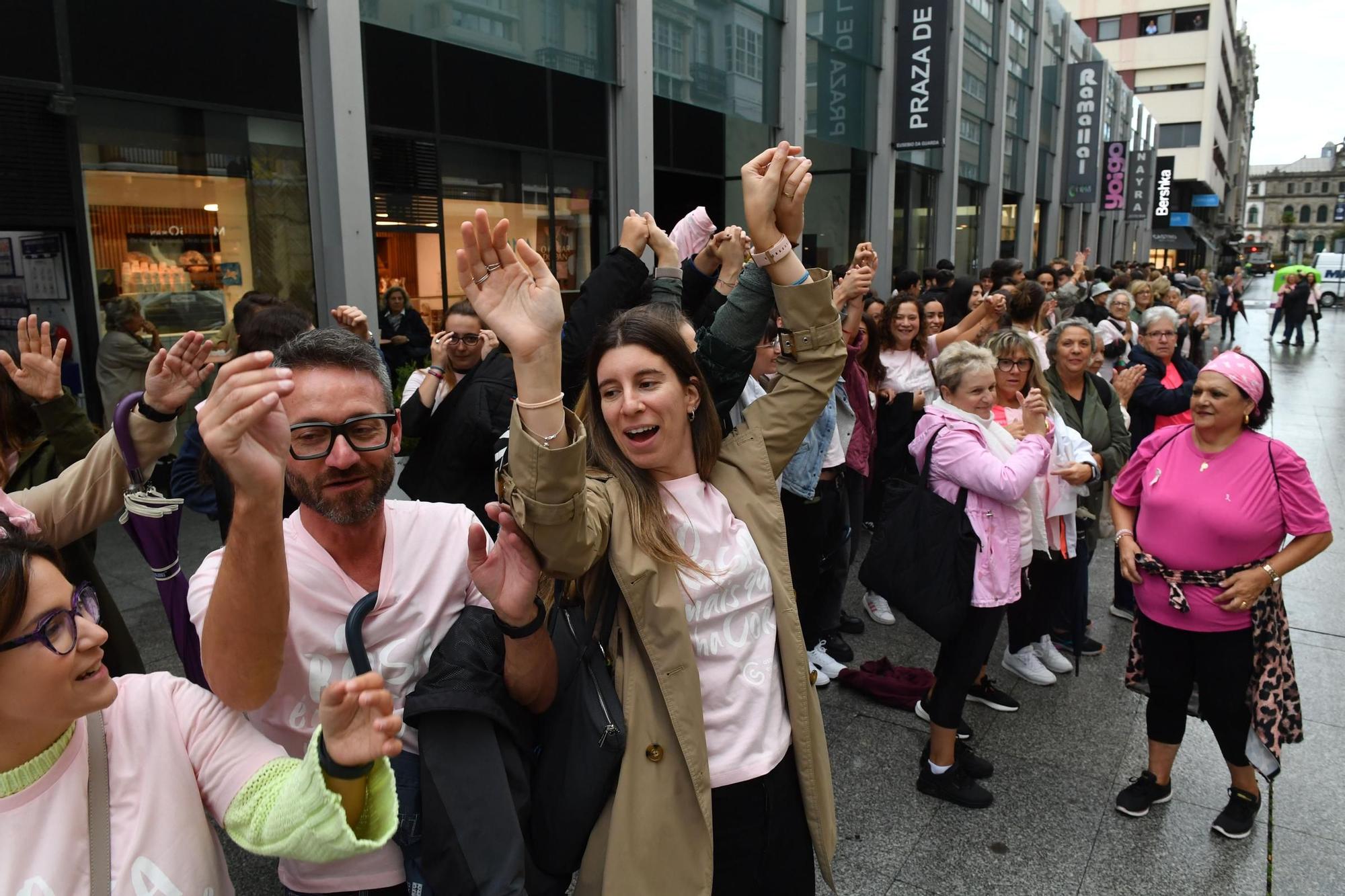 Una cadena humana conmemora el Día mundial contra el cáncer de mama