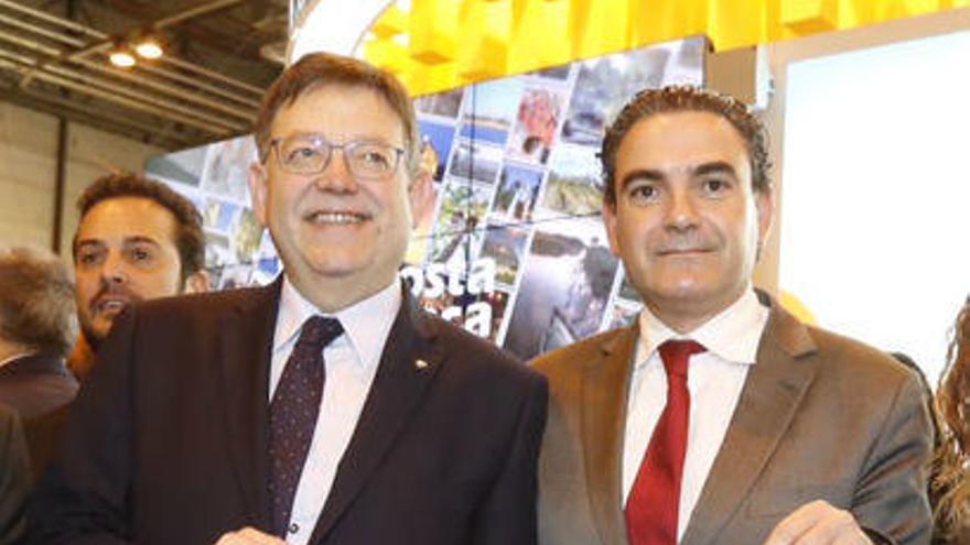 El presidente de la Generalitat y el alcalde de l&#039;Alfas muestran el cartel del festival