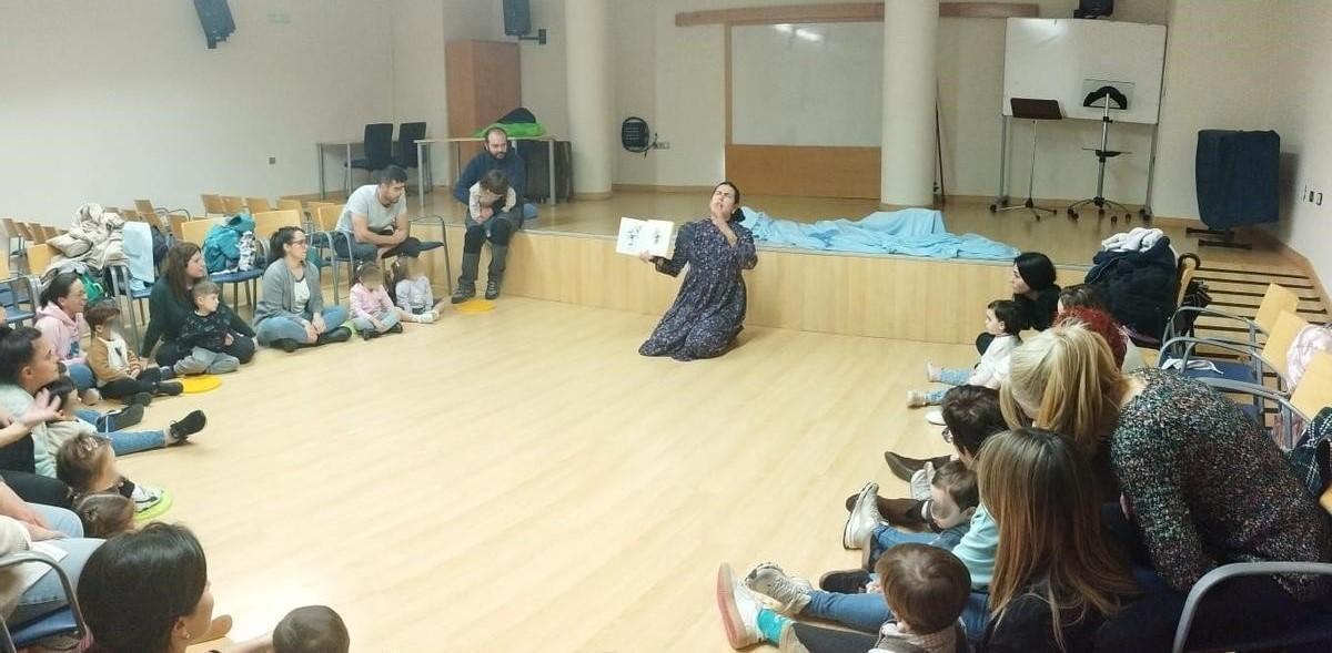 Un momento del bebecuento que tuvo lugar en Lugo de Llanera este miércoles a cargo de La Sonajera.