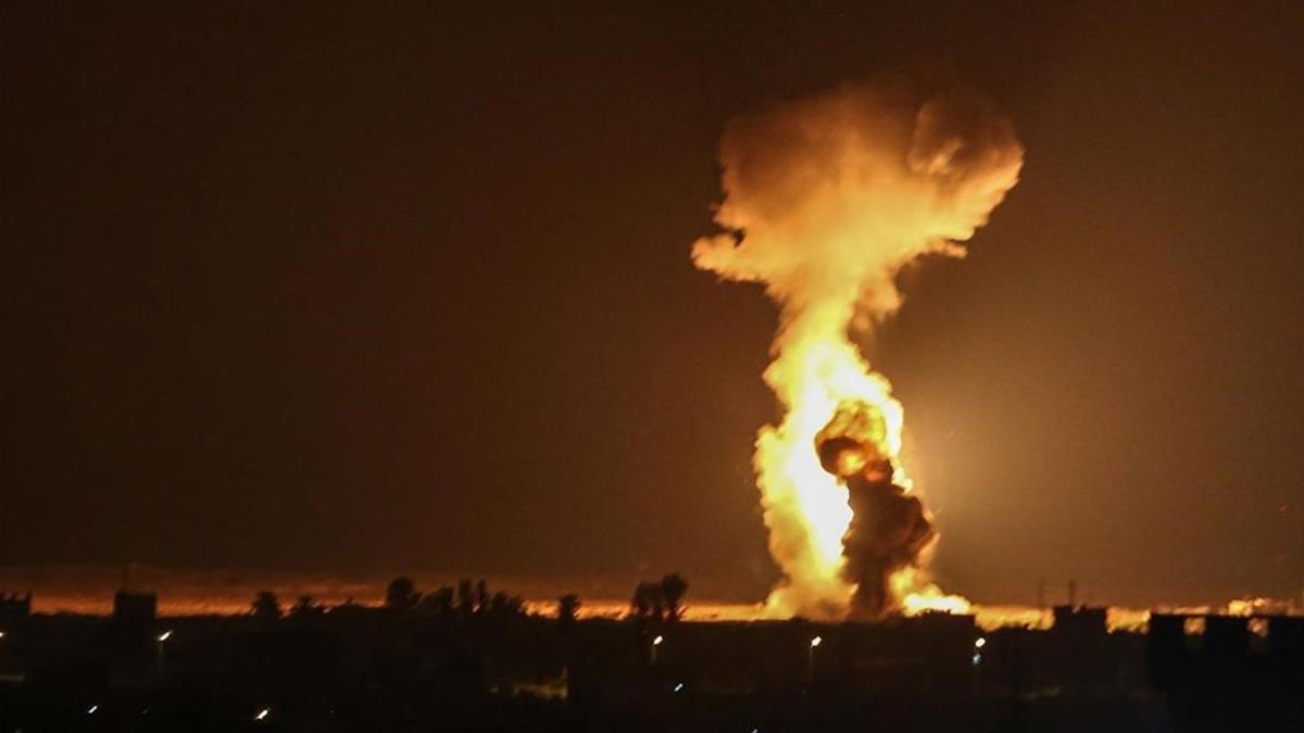 Humo y llamas en Gaza tras los bombardeos israelís.