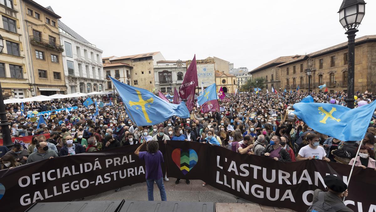 Los partidarios de la cooficialidad del asturiano se manifiestan en Oviedo