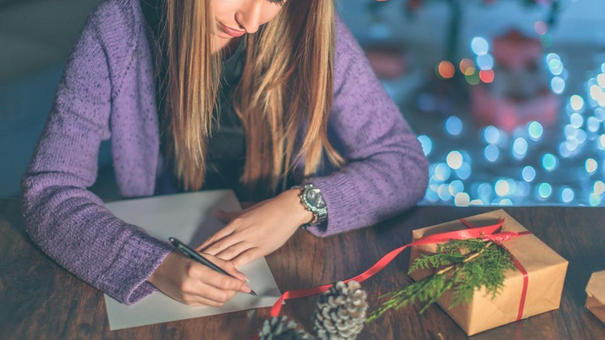 Chica escribiendo carta de Navidad