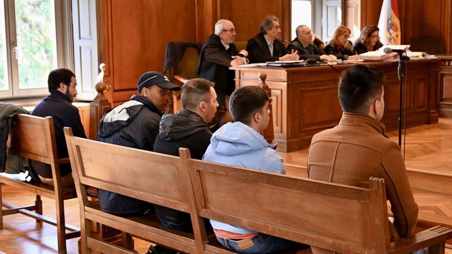 Los cinco acusados, ante sus abogados, en la Audiencia Provincial de Pontevedra. |   // RAFA VÁZQUEZ