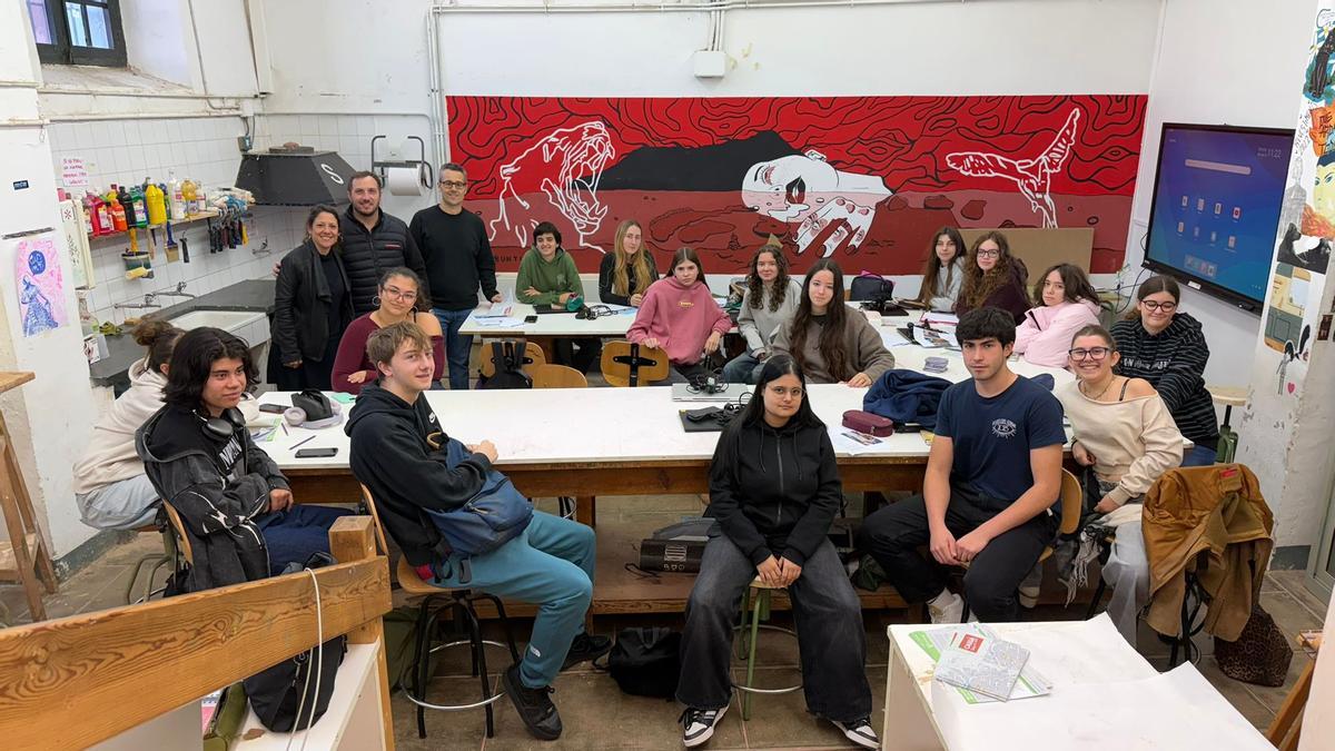 Alumnes de l’Escola d’Art d’Olot, al taller.
