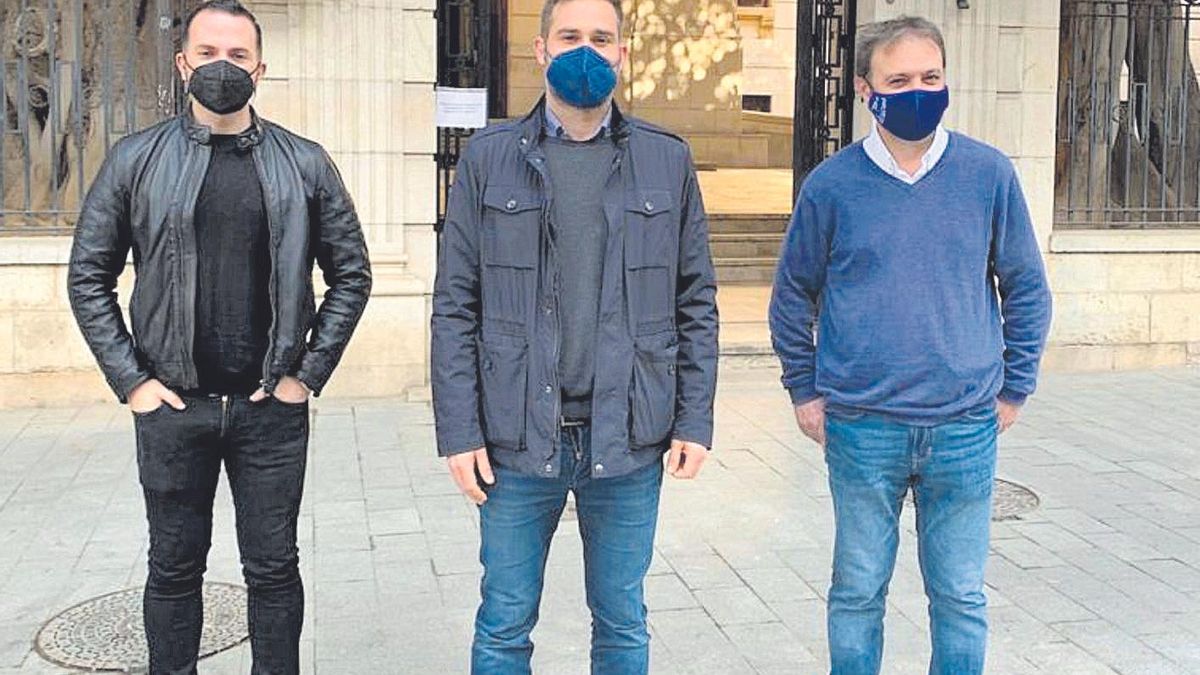 Rafa Mas, Gerard Fullana and Natxo Bellido, yesterday at the door of the Diputación de Alicante. Rafa Mas, Gerard Fullana and Natxo Bellido, yesterday at the door of the Diputación de Alicante.