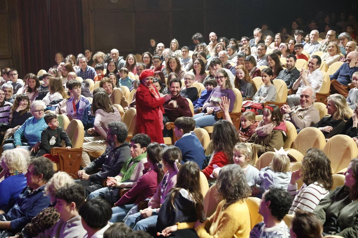 Público en el Teatro Jovellanos, en la representación de "Soc" por la compañía de teatro MARTA SITJA en la clausura de FETEN 2026.