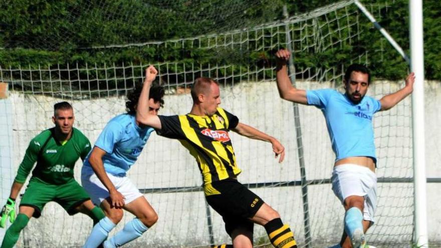 Iago Paz, del Rápido de Bouzas, trata de recuperar un balón en el partido de ayer. // Iñaki Abella