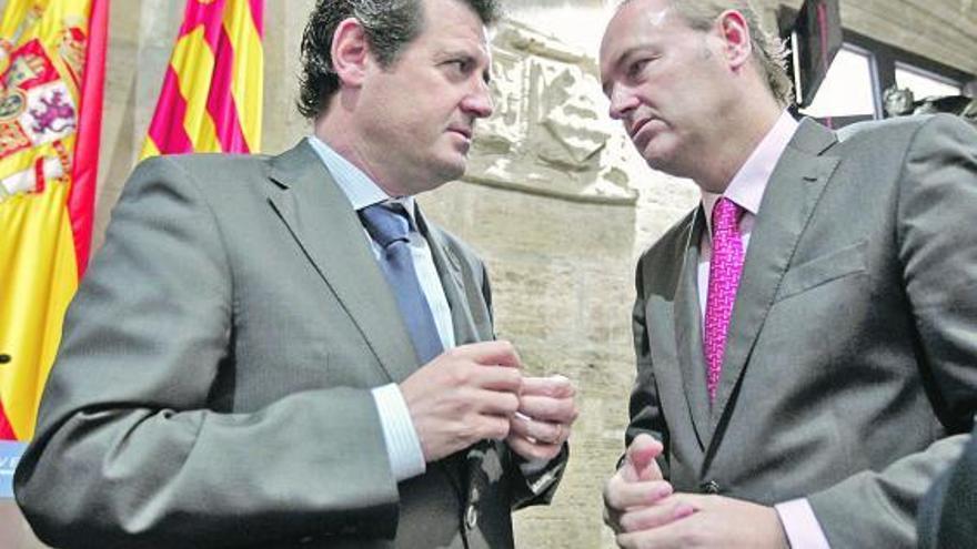 El vicepresidente valenciano, José Ciscar, habla con el jefe del Gobierno autonómico, Alberto Fabra.