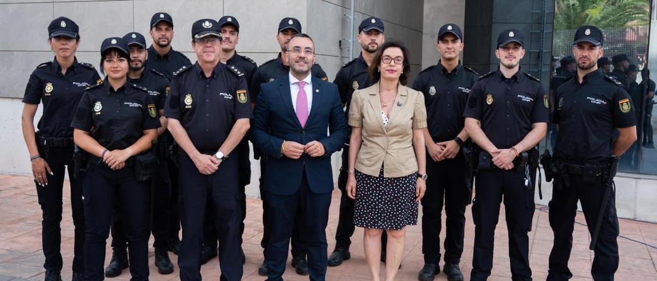 El alcalde, José Benlloch, y la subdelegada del Gobierno, Soledad Ten, junto a los 10 agentes de la Policía Nacional que destinarán a Vila-real, este lunes en Castelló.