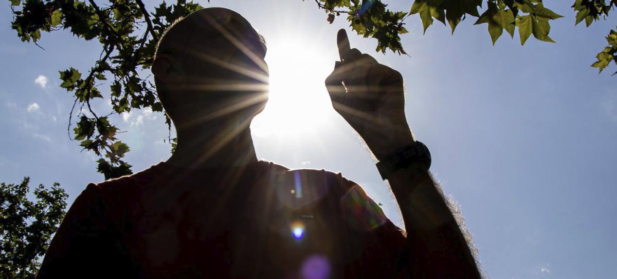Una persona a contraluz en un día de sol espléndido. | EFE
