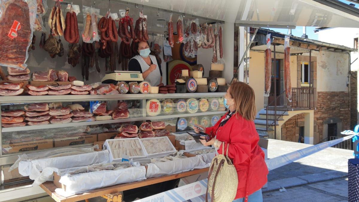 Puesto de carnes y embutidos en el mercadillo.