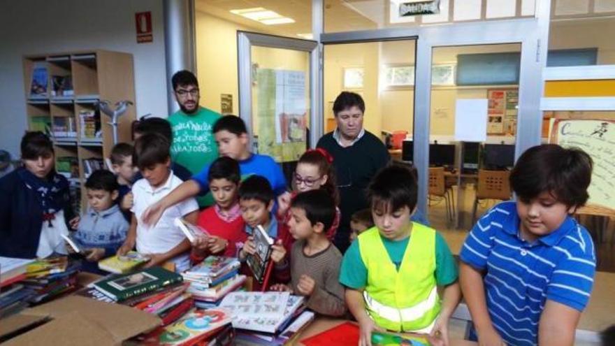 Los niños del colegio rural agrupado Picos de Europa, con los nuevos libros.