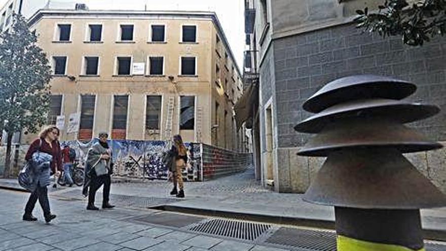 La Central del Molí, situada al carrer Santa Clara de Girona, en obres.