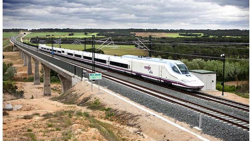 Renfe presenta el AVE con el que cubrirá la línea con Madrid a partir del año 2012