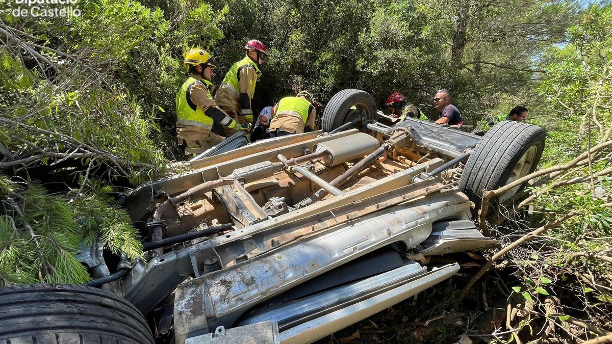 Intervención de los bomberos en el vehículo accidentado.