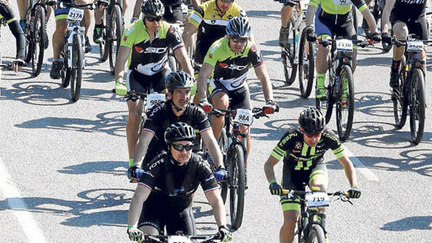 Fotografía del pelotón de la Vuelta a Ibiza en BTT en la edición del año pasado.