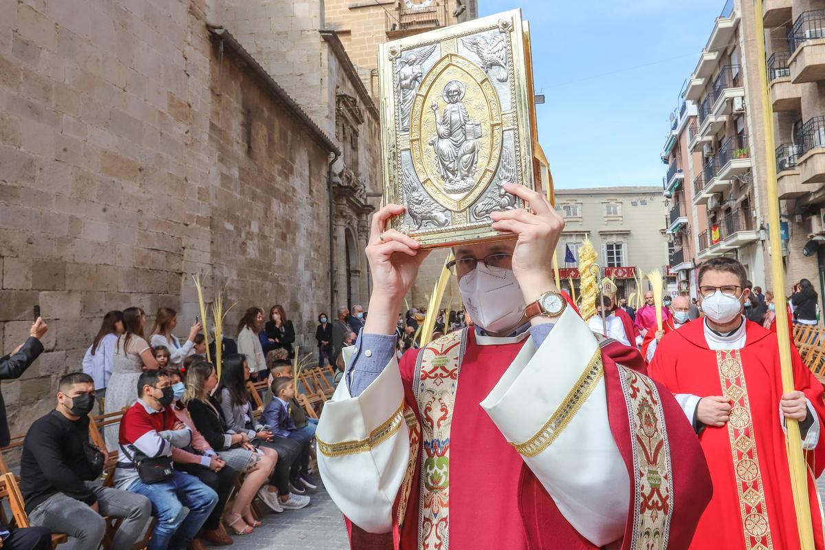 El obispo Munilla preside la procesión de las Palmas en Orihuela