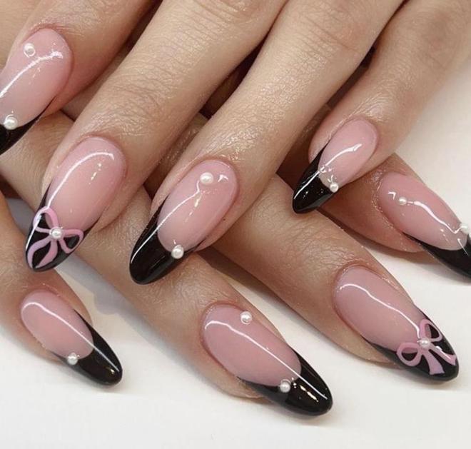 MANICURA FRANCESA FILO NEGRO DIBUJO LAZO Y PERLAS