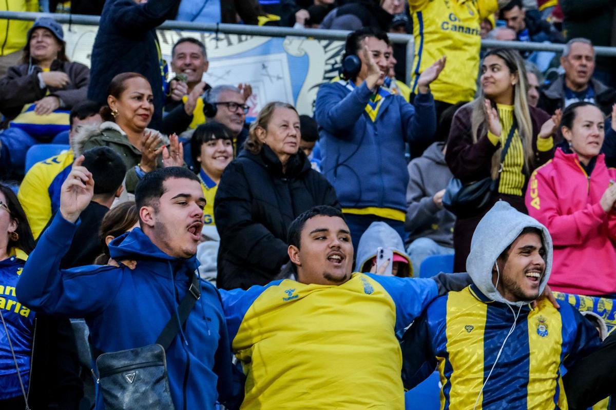 Aficionados amarillos celebran el tanto de Jesé.