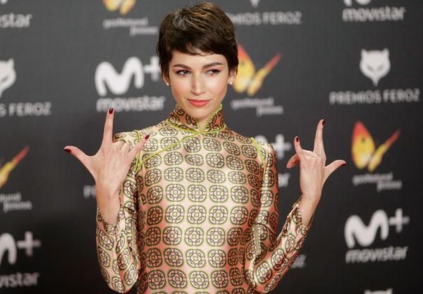 Premios Feroz 2018: Úrsula Corberó con vestido de Teresa Helbig de inspiración japonesa