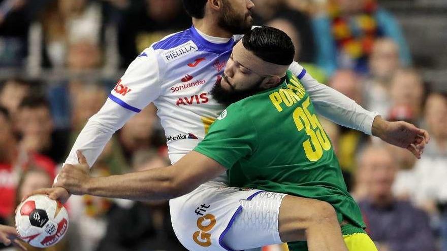 El brasileño Ponciano frena a Sarmiento durante el partido de ayer. // Reuters