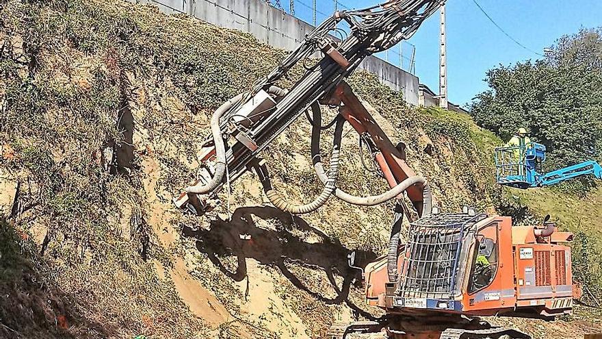 Obras de estabilización del talud.   | // L.O.