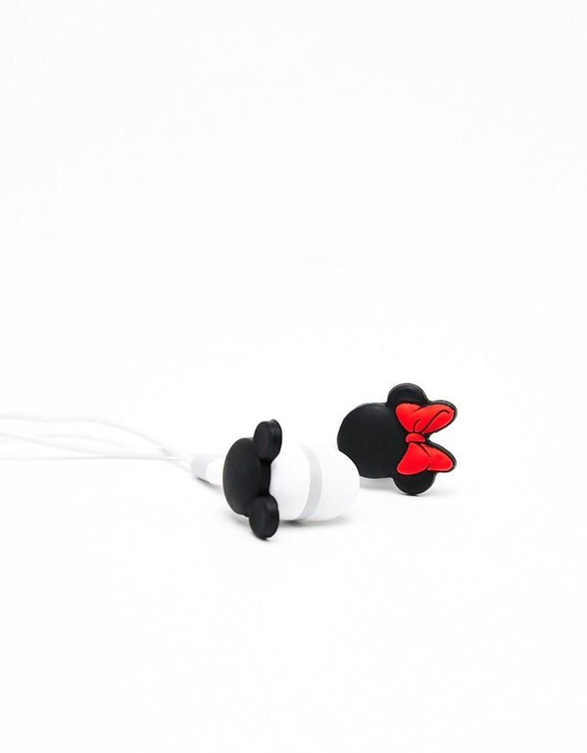 Cascos con forma de Mickey y Minnie Mouse en rojo y negro de Bershka. (Precio: 9, 99 euros)