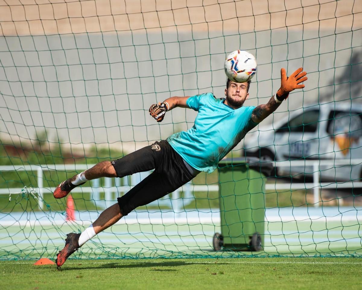 PARA DE DIEGO FUOLI, PORTERO DEL SABADELL. FUTBOL. EQUIPOS FUTBOL