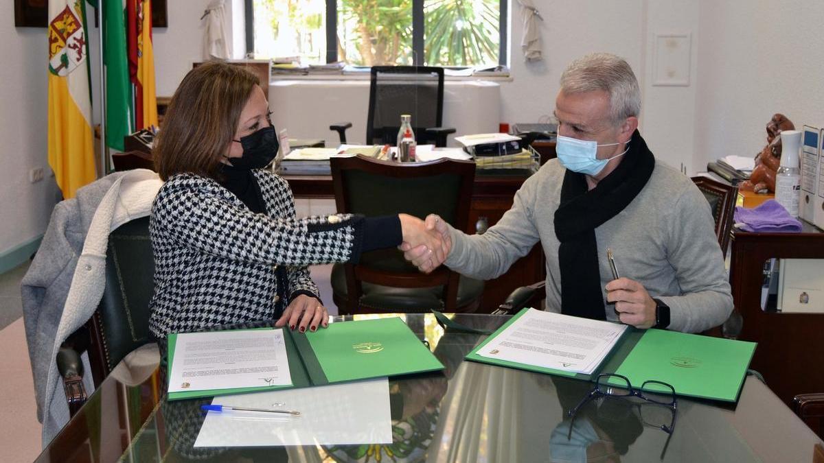 La delegada de la Junta, Patricia Navarro, y el alcalde de Campillos, Francisco Guerrero, sellan el acuerdo.