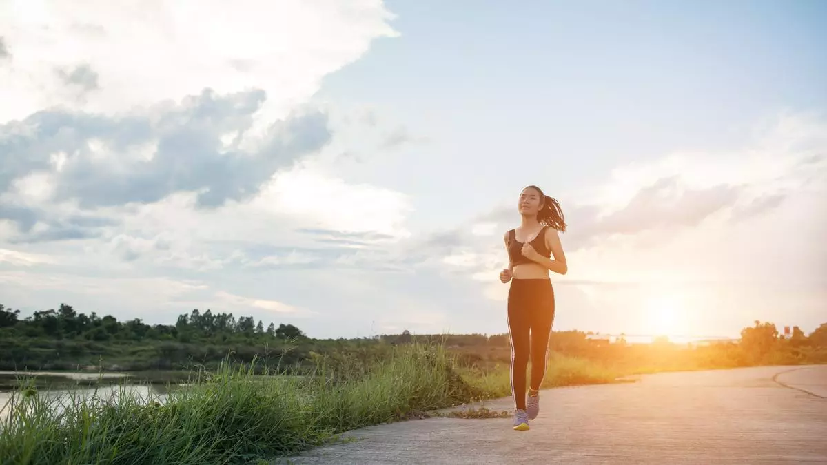 Estos son los beneficios de correr al amanecer en verano