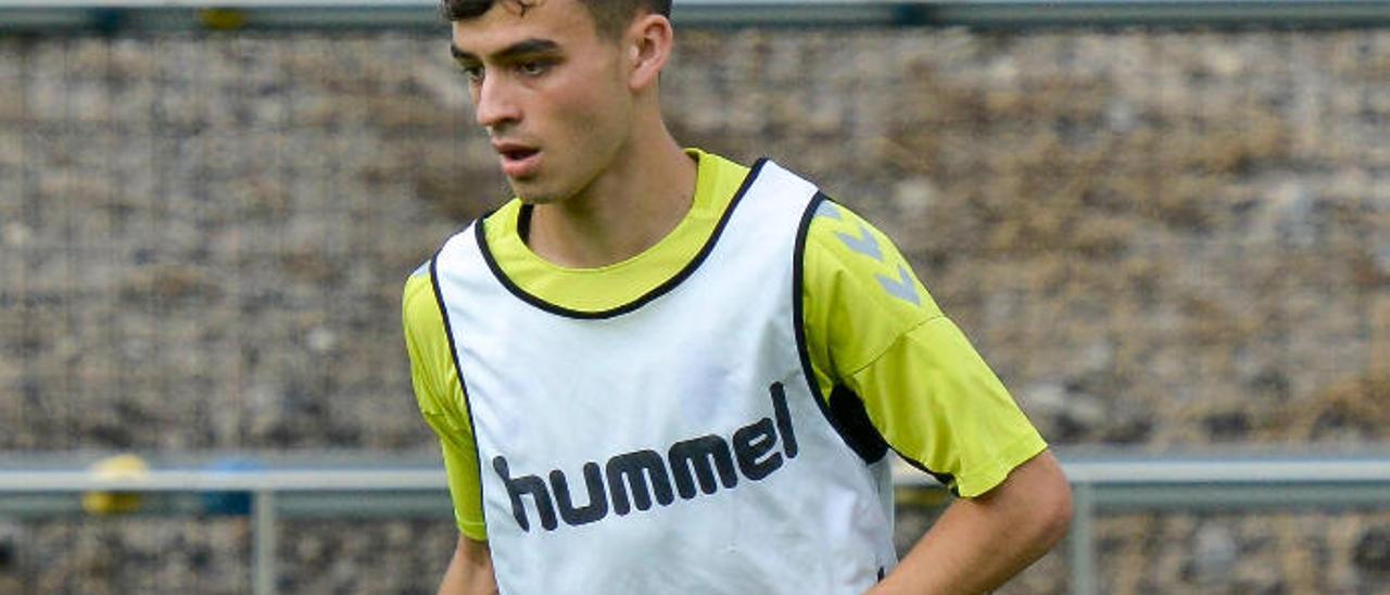 Pedri, ayer, durante el entrenamiento matinal de la UD Las Palmas, cuando se anunció su convocatoria.