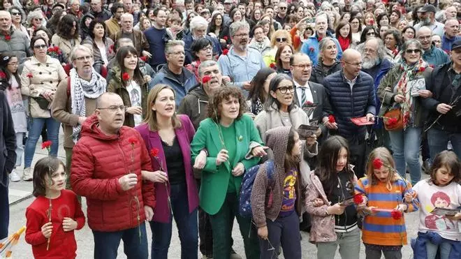 Máis dun milleiro de persoas entonan na capital de Galicia o himno da Revolución dos Caraveis