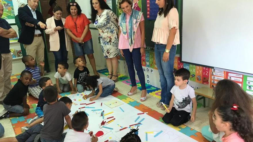 Adela Martínez-Cachá visita el colegio San Cristóbal de Lorca.