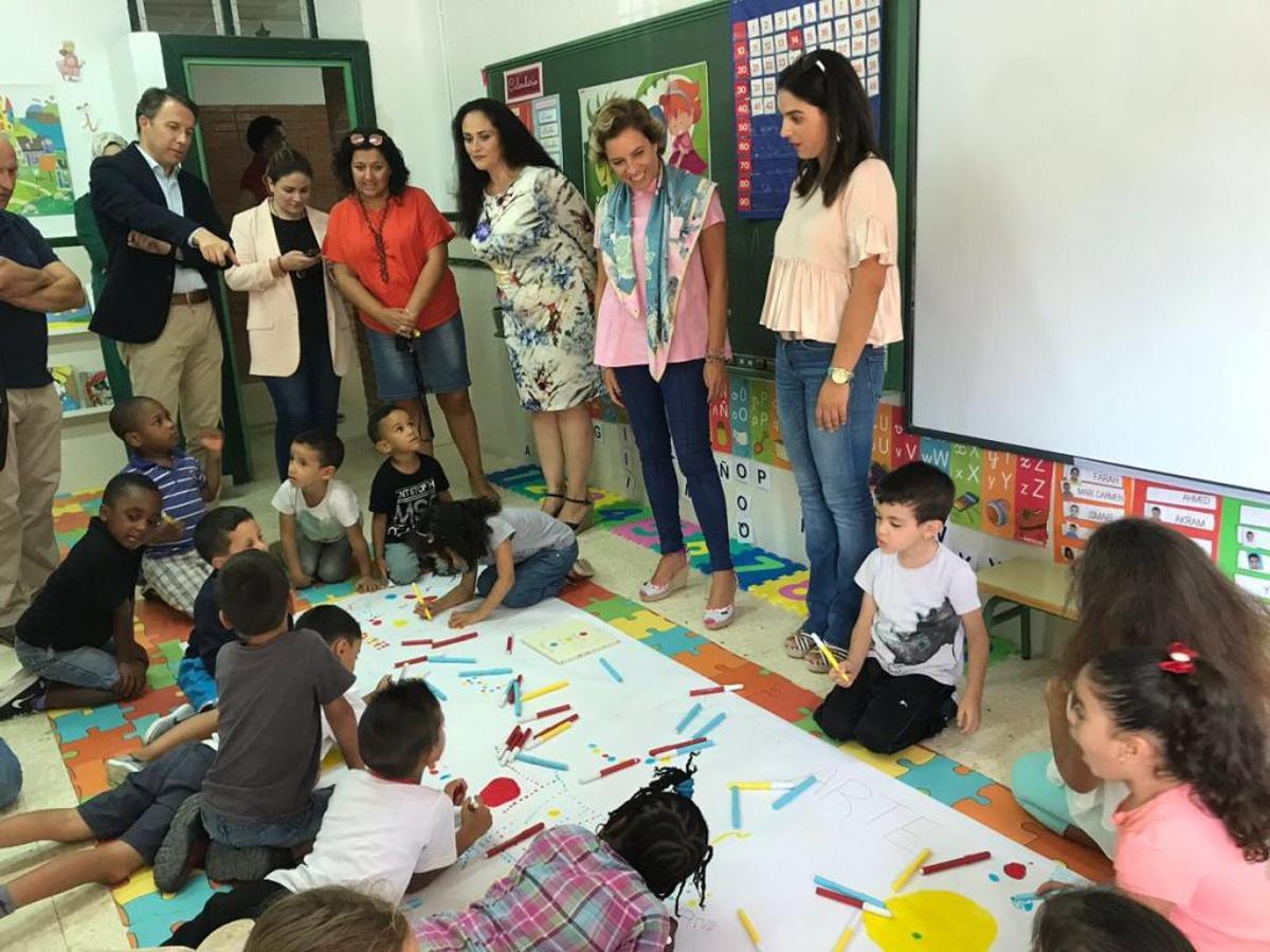 Adela Martínez-Cachá visita el colegio San Cristóbal de Lorca.