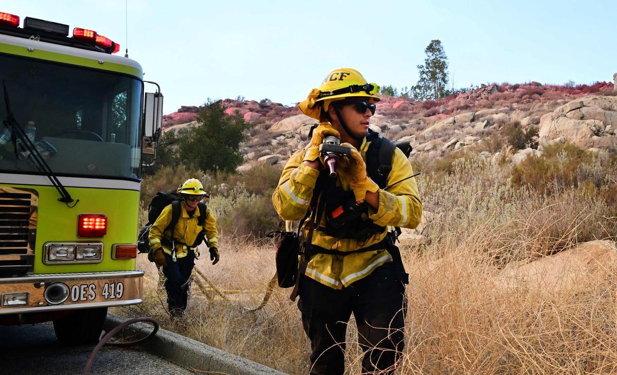 Lucha sin tregua contra el fuego en Hemet (California)