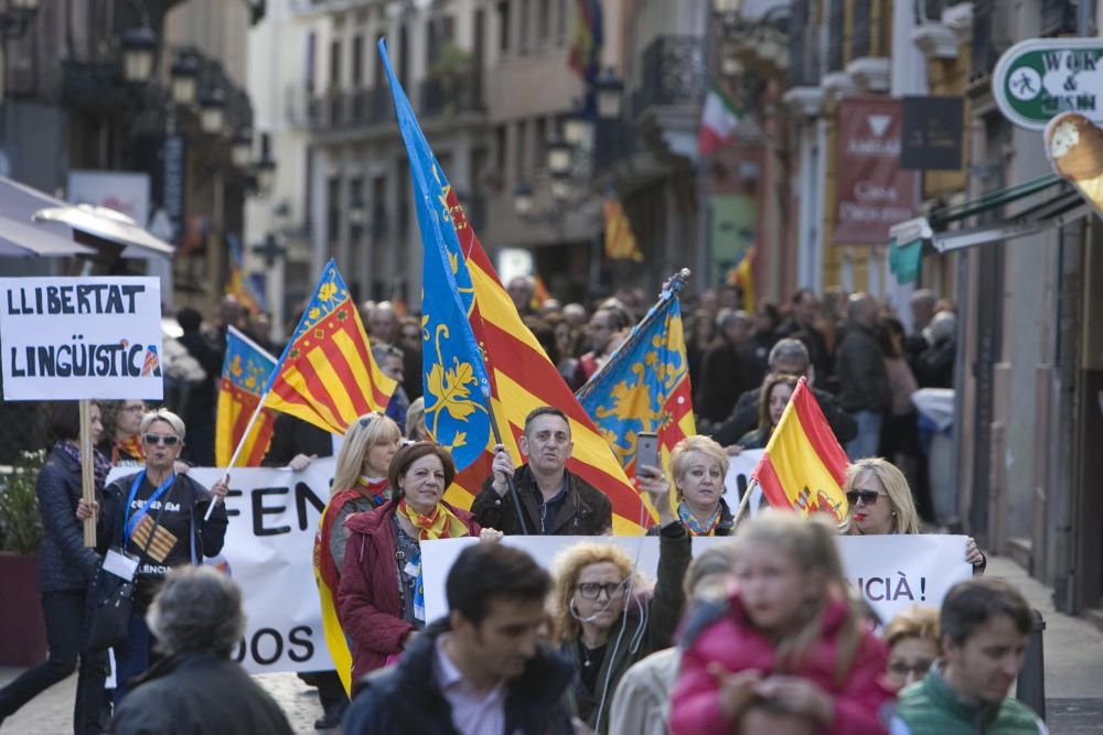 Manifestación en València contra el plurilingüismo